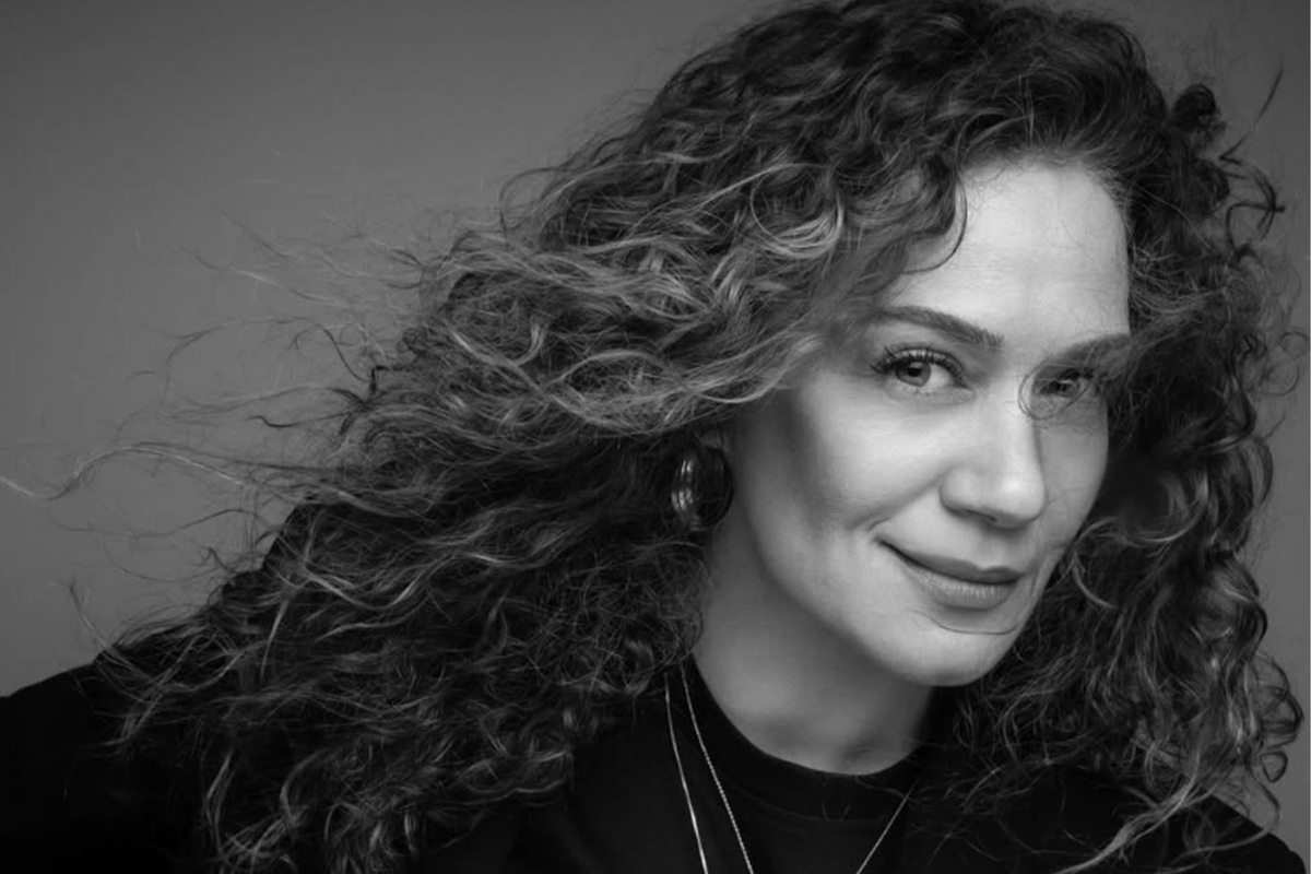 Özge Borak'ın babası merdivenlerden düştü, kolu kırıldı