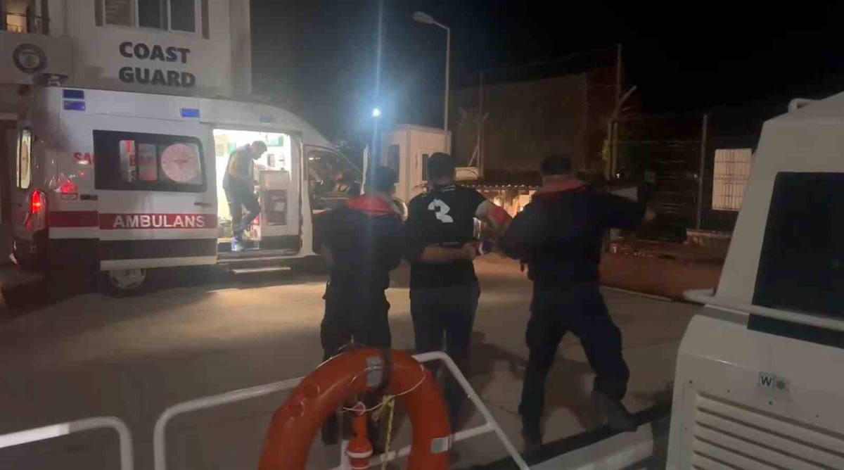Sahil Güvenlik, Marmaris açıklarında yolcu gemisindeki yaralıyı tahliye etti