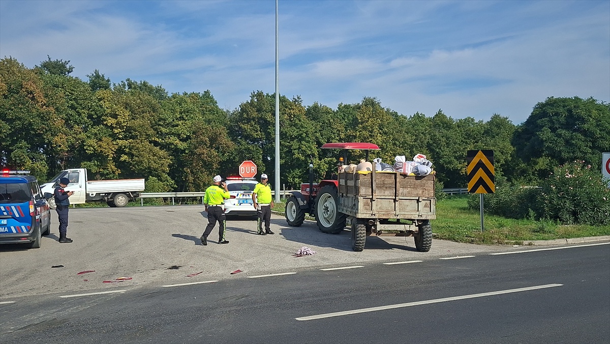 Samsun Bafra'da traktörle çarpışan motosiklet sürücüsü yaralanıp hastaneye kaldırıldı