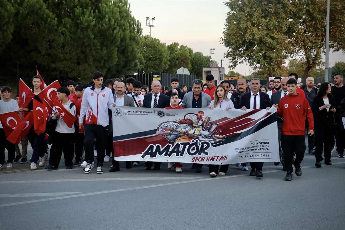 Samsun'da Amatör Spor Haftası etkinlikleri yürüyüş ve gösterilerle başladı