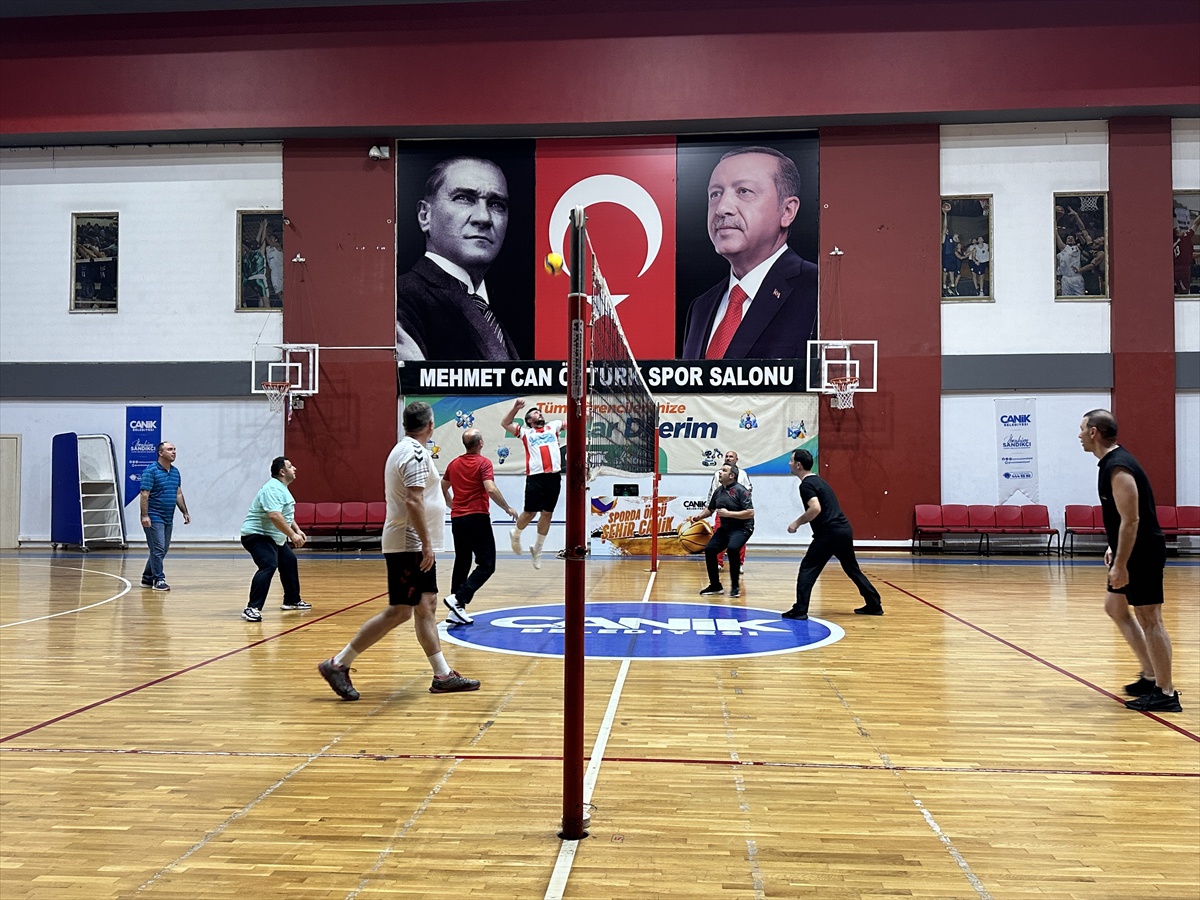 Samsun'da kamu ve basın temsilcileri obeziteyle mücadele için voleybol oynadı