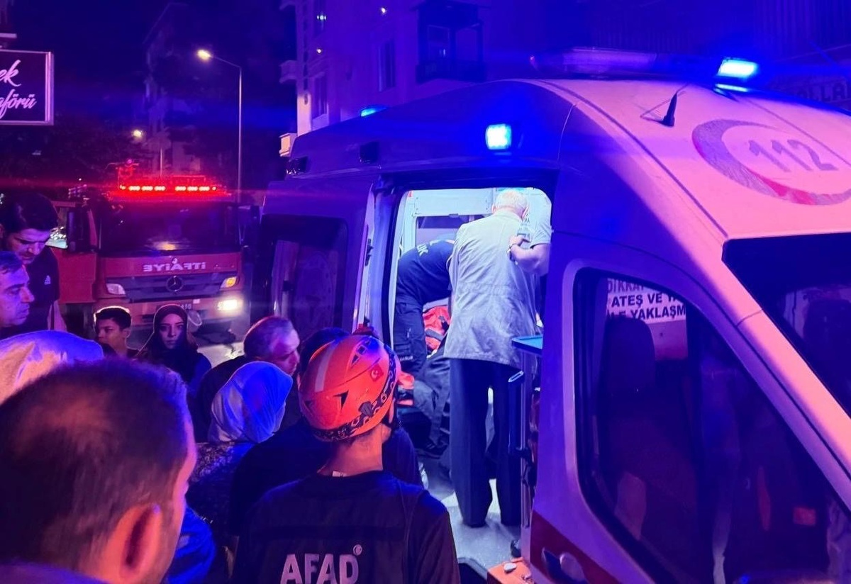Siirt'te asansörde ayağı sıkışan 8 yaşındaki çocuk kurtarılıp hastaneye sevk edildi