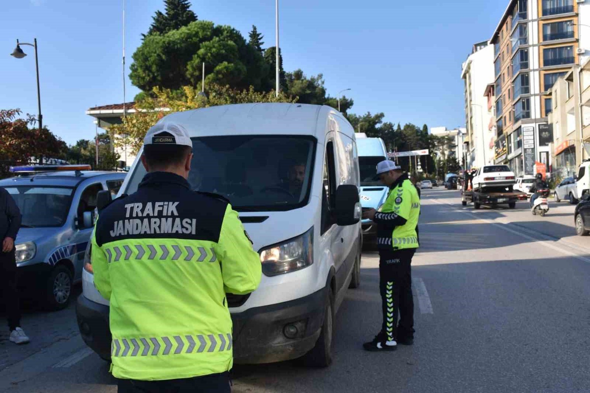 Sinop'ta 83 ticari yolcu aracı denetlendi, eksik bulunan 7 araca idari işlem yapıldı