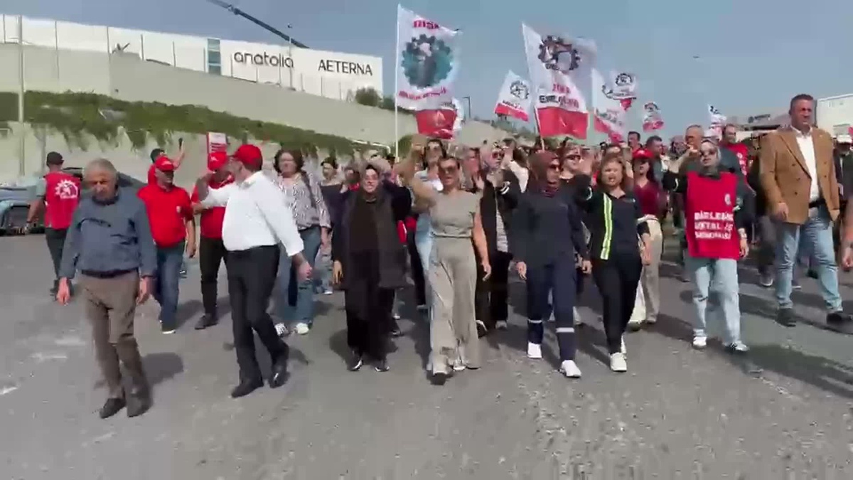 Smart Güneş işçileri Aliağa'da 7 işçinin işe iadesi için yeniden eyleme başladı
