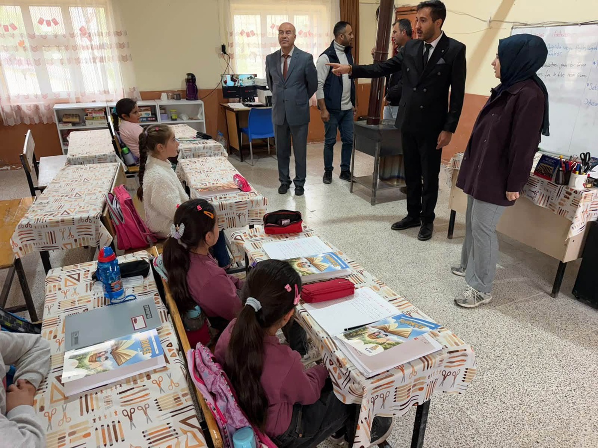 Taşlıçay Kaymakamı Kılıç, Balçiçek Köyü'ndeki okulda öğrencilere hediye verdi