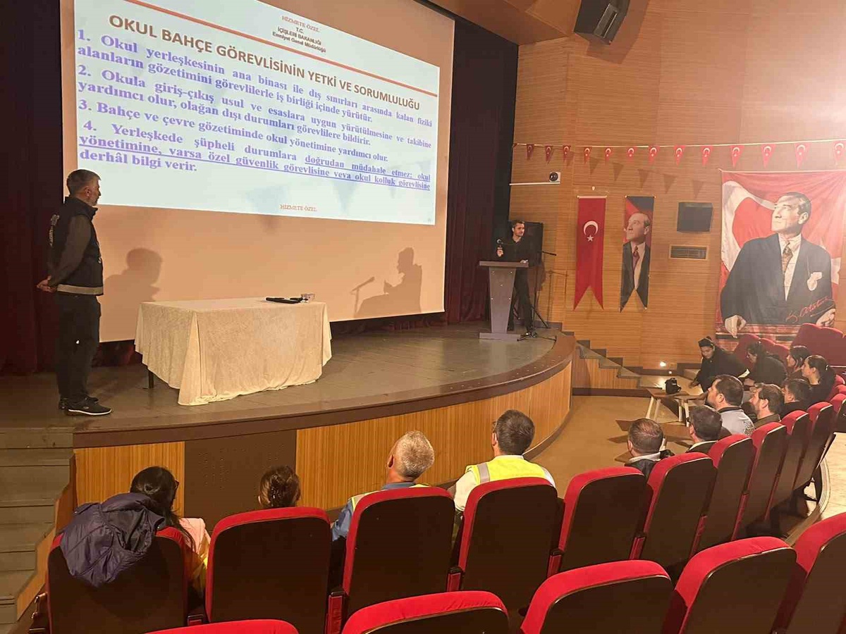Tekirdağ Muratlı'da okul bahçe görevlilerine güvenlik ve el dedektörü eğitimi verildi