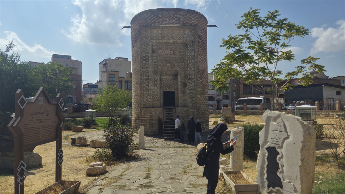 Urumiye'deki 800 yıllık Selçuklu eseri Üç Kümbet turistlerin ilgisini çekiyor
