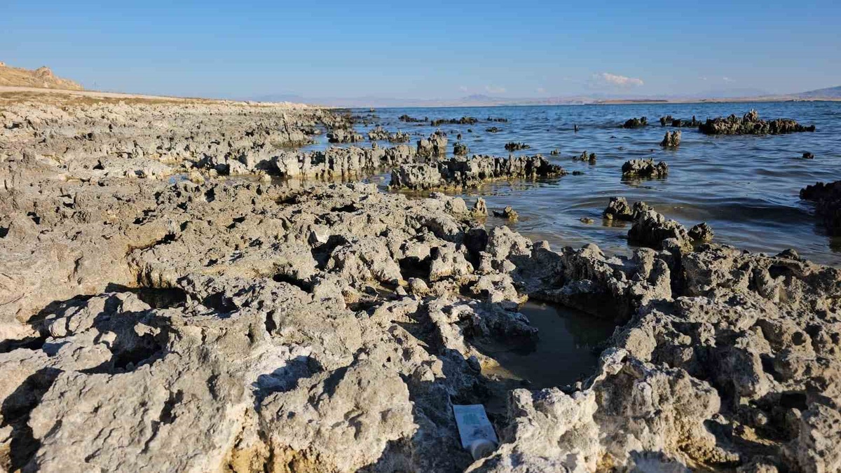 Van Gölü'nde su seviyesi, yağışlara rağmen düşerken kıyılarda çekilme belirginleşiyor