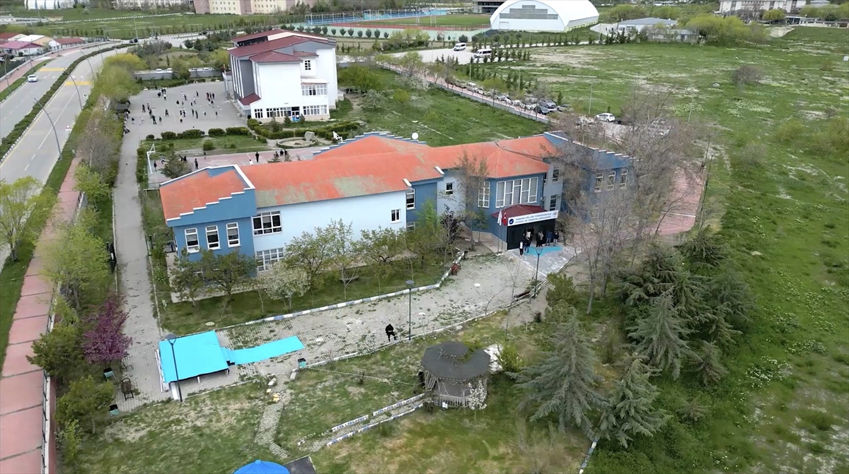 Van YYÜ Yabancı Diller Yüksekokulunda 20 metrelik alanda sigara yasağı başladı
