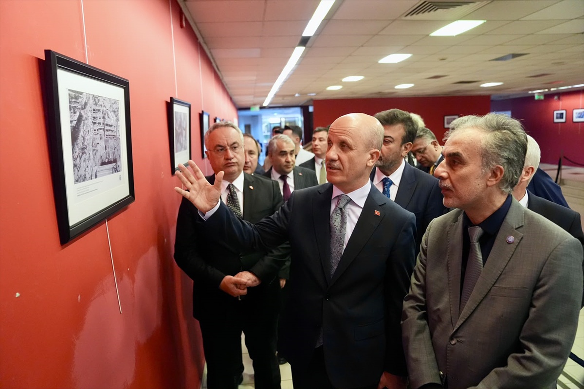 YÖK Başkanı Özvar, İzmir'deki Gazze sergisinde yaklaşık 60 fotoğrafı inceledi
