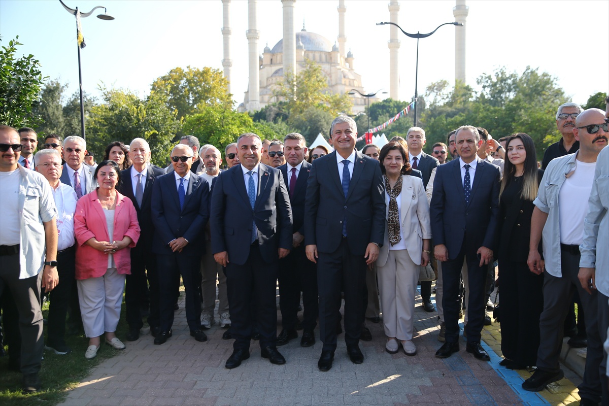 3 gün sürecek 10. Uluslararası Adana Lezzet Festivali mangal ateşiyle açıldı