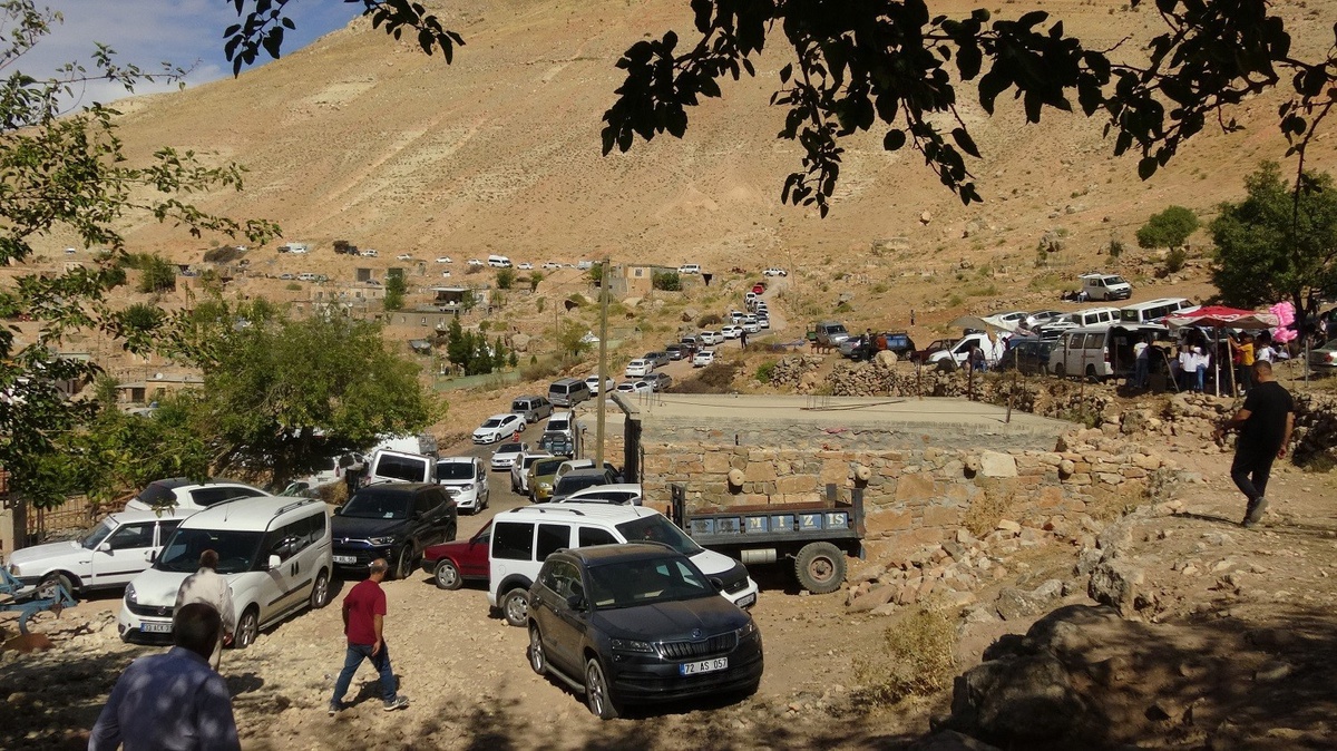 7 asırlık gelenek sürüyor: Şeyh Bube Türbesine binlerce kişilik ziyaretçi akını
