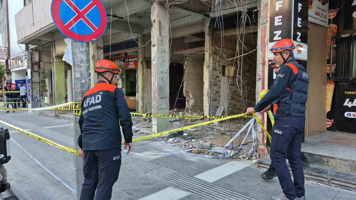 Adıyaman'da 6 Şubat depremlerinde hasar alan binadan çatırtı sesleri endişe yarattı