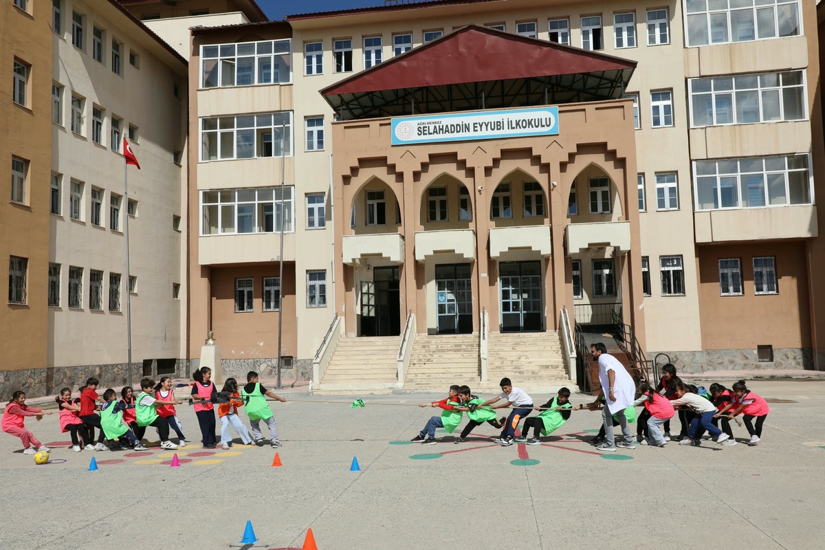 Ağrı'da 843 okulda düzenlenen etkinliklerde 85 bin 812 öğrenci oyun oynadı.
