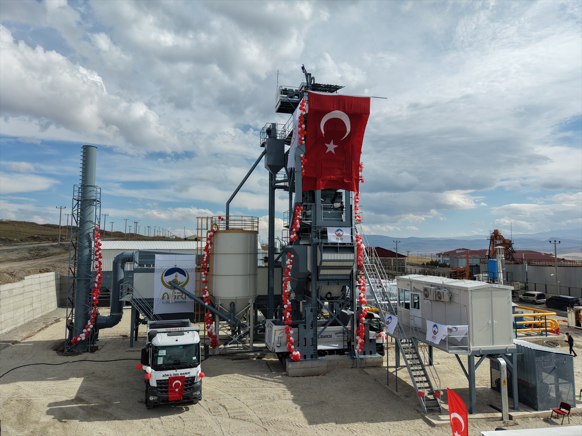 Ağrı'da asfalt plenti, doğal gaz tesisi ve 40 araçlık filo hizmete alındı