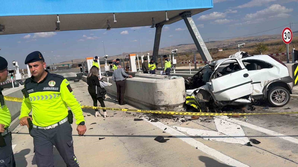 Aksaray'da gişeye girmek isteyen otomobil beton bariyerlere çarptı, sürücü öldü