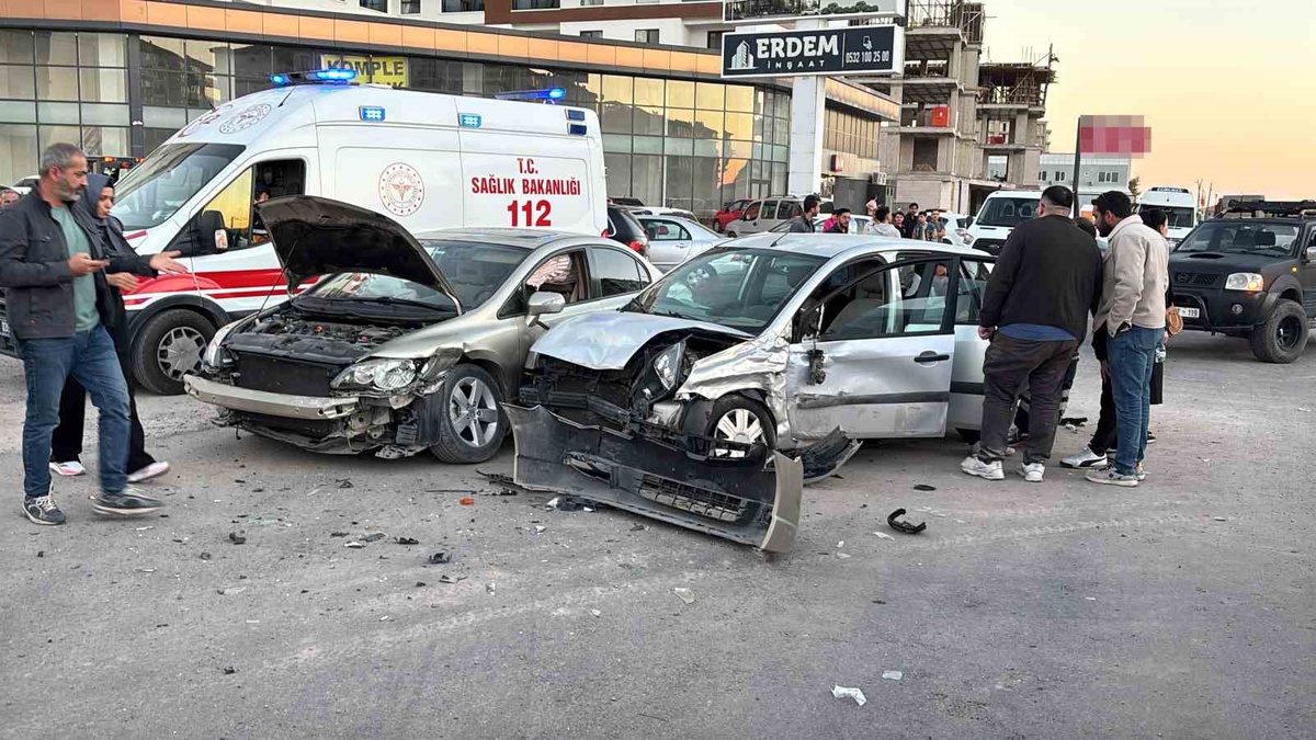 Aksaray'da iki aracın çarpışıp park halindeki araca çarptığı kazada 5 kişi yaralandı