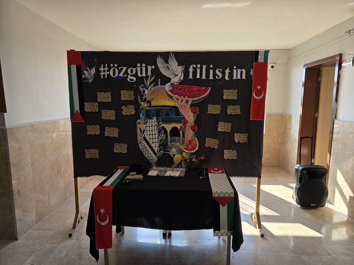 Aksaray Eskil'de lise öğrencileri Gazze için 'Filistin Sokağı' sergisi düzenledi