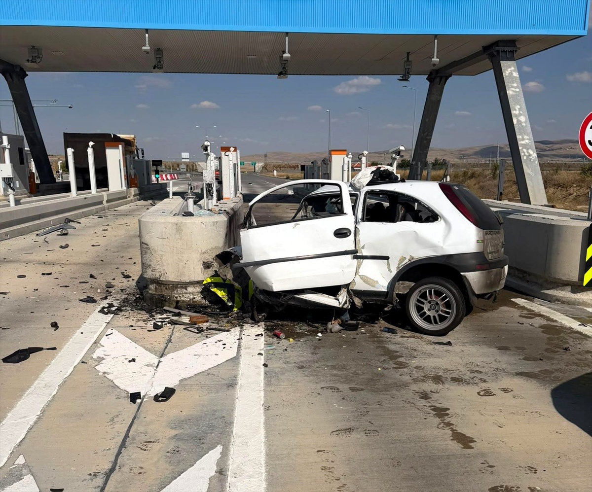Aksaray Ortaköy'de otomobil gişedeki bariyerlere çarptı, sürücü hayatını kaybetti