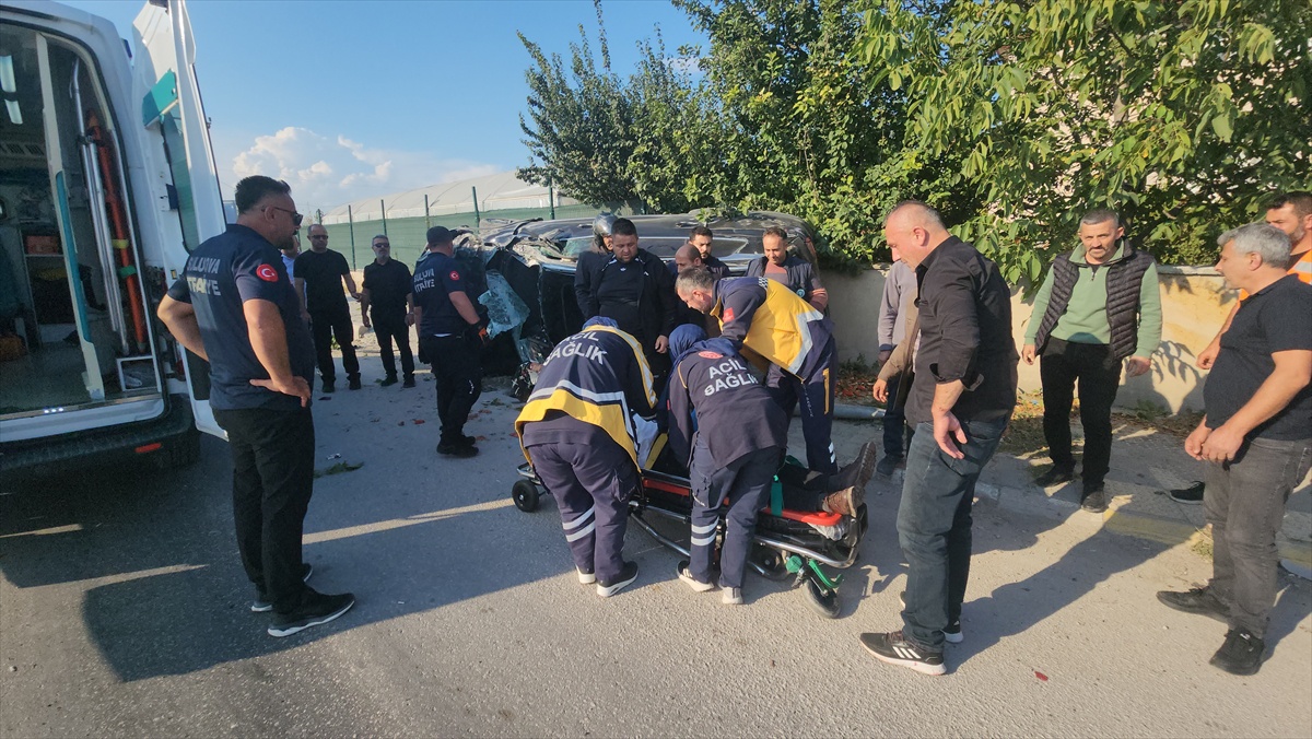 Amasya Suluova'da iki otomobil çarpıştı, yan yatan araçta sıkışan 2 kişi yaralandı