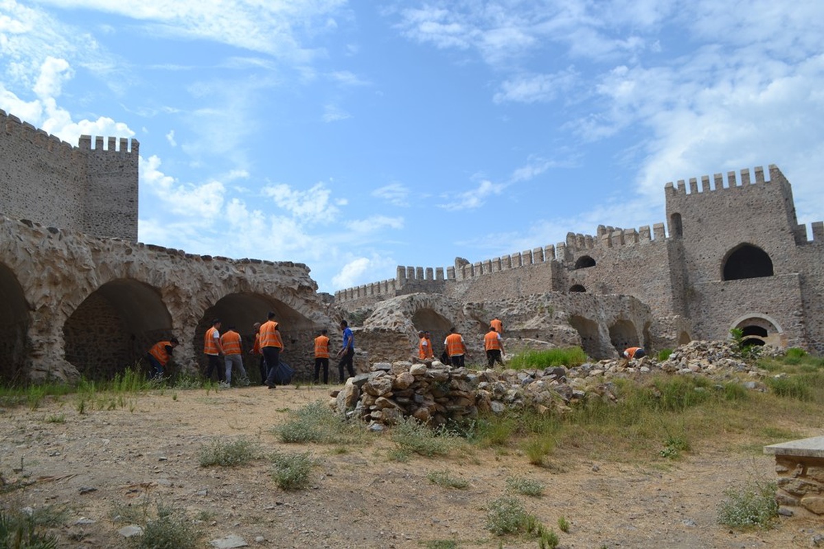 Anamur'da hükümlüler Mamure Kalesi ve Anemurium'da temizlik yapıp kitap okudu