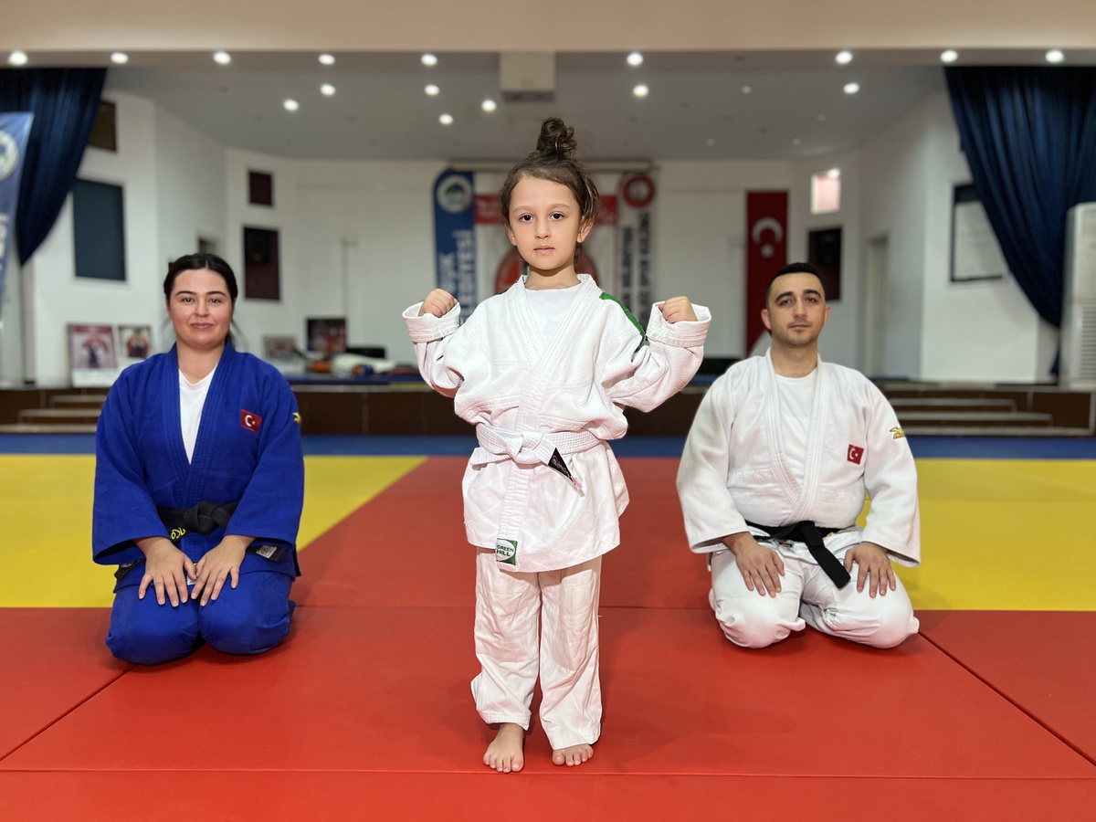 Ankara Çubuk'ta 6 yaşındaki Miray, anne ve babasını da judoya başlattı