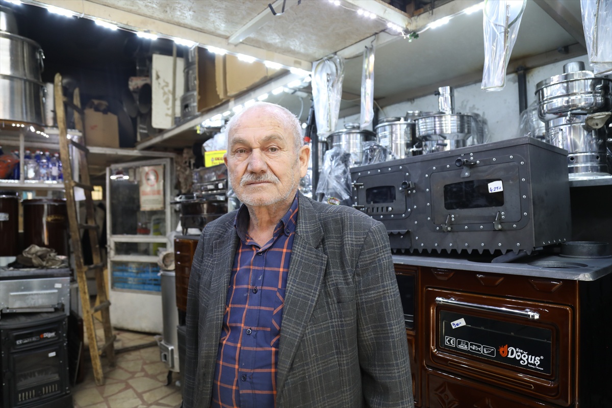 Ankara Çubuk'ta 70 yaşındaki İsmail Demirci, 50 yıldır sobacılık yapıyor