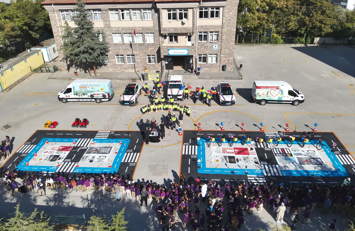 Ankara'da jandarma, Bağlıca İlkokulunda 450 öğrenciye trafik güvenliği eğitimi verdi