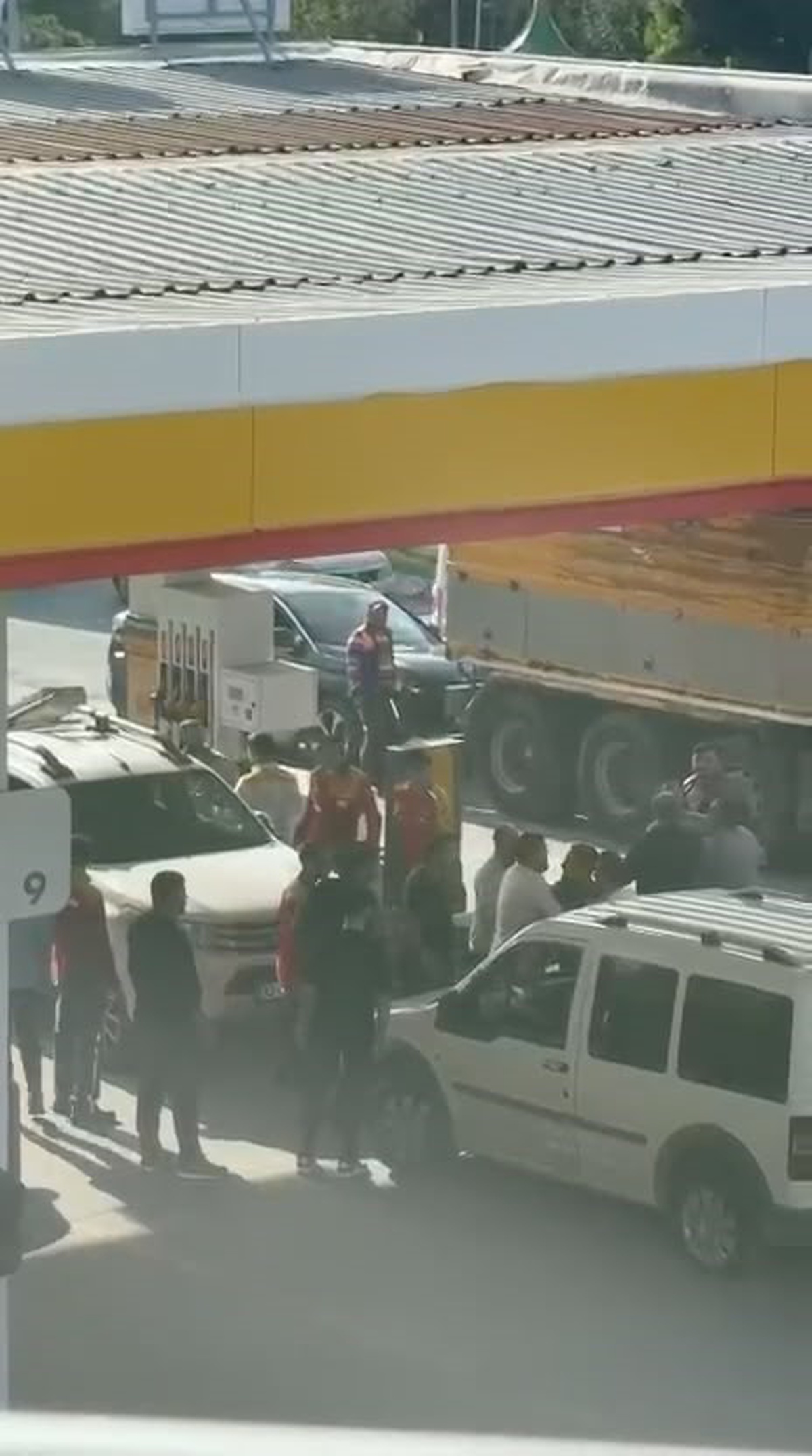 Arnavutköy'de akaryakıt istasyonu çalışanları ve müşteriler sopalarla kavgaya tutuştu