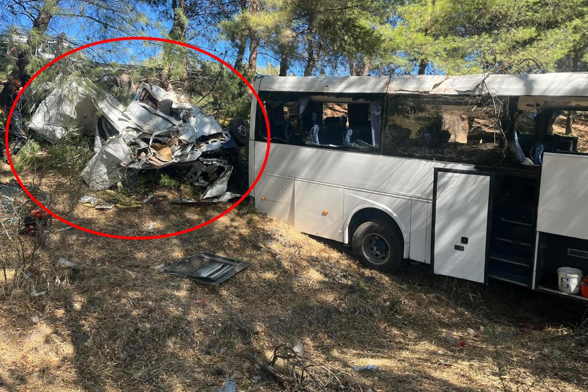 Aydın'da tur otobüsüyle uçurumdan yuvarlanan minibüs bu hale geldi! 2 ölü, 9 yaralı