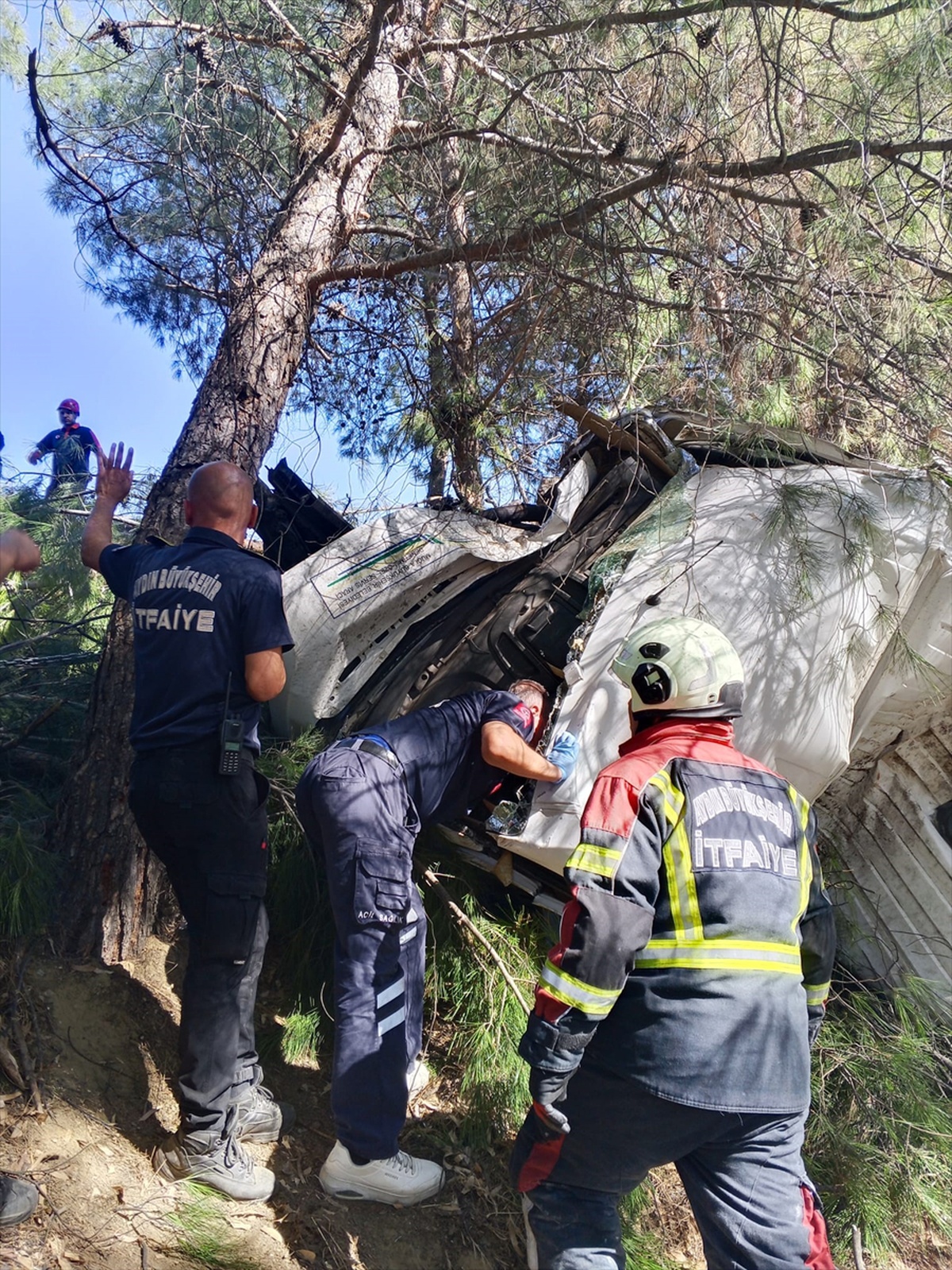 Aydın Germencik'te tur otobüsü ile minibüs çarpıştı, iki kardeş öldü, 9 yaralı var.