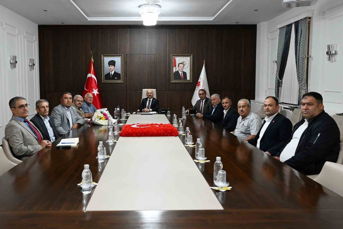 Aydın Valisi Varol, muhtarları makamında kabul edip talepleri dinledi