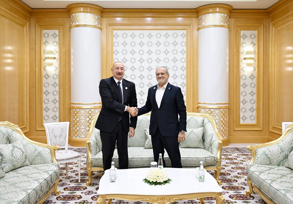 Azerbaycan ve İran cumhurbaşkanları BDT zirvesinde Avaza'da buluştu