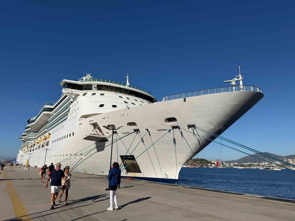 Bahamalar bayraklı kruvaziyer Muğla'nın Bodrum ilçesine 2 bin 242 yolcu getirdi