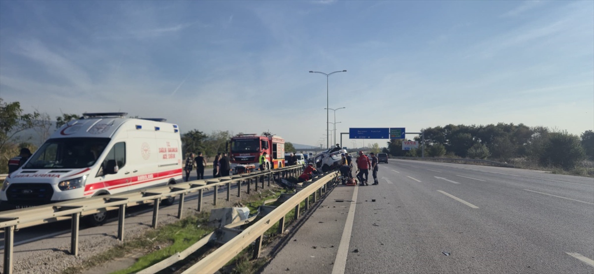 Balıkesir Susurluk'ta otomobil bariyerlere çarptı, 2 kişi yaralandı