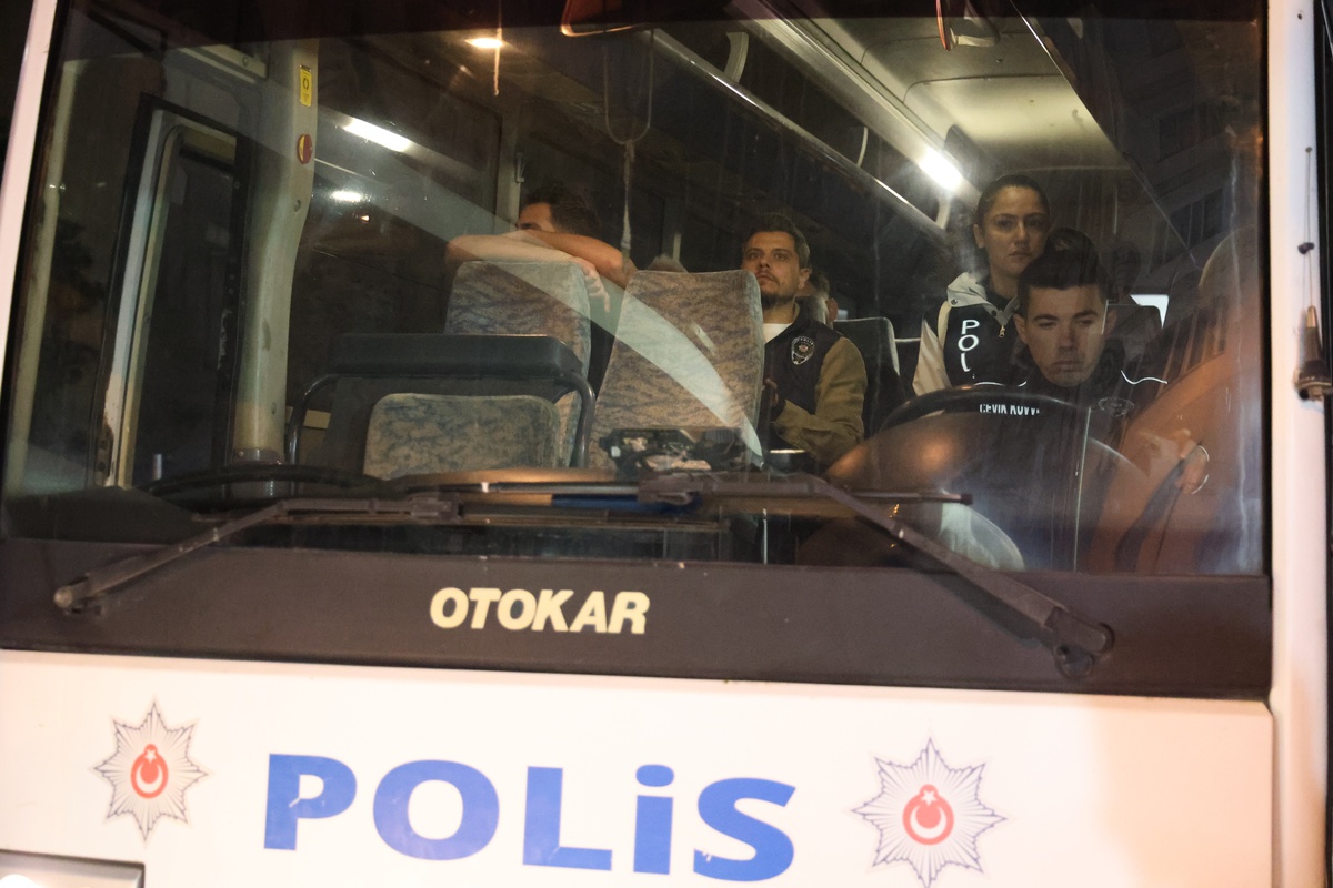 Bayraklı Belediyesi soruşturmasında Sandal dahil 43 şüpheli adliyeye sevk edildi