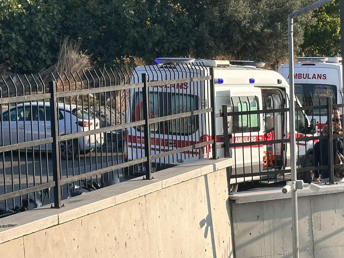 Beylikdüzü Kavaklı'da okul yolunda 2 öğrenciye çarpan sürücü kaçtı