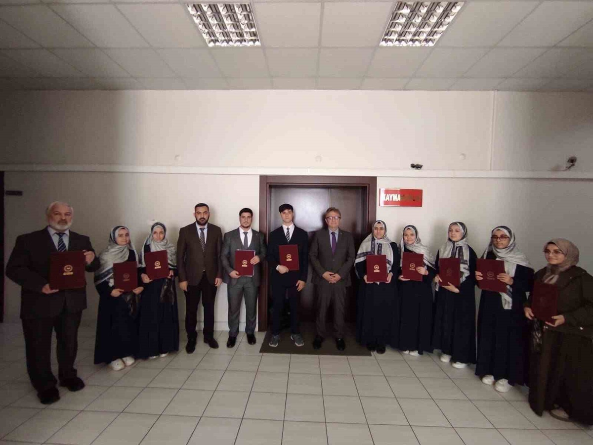 Bilecik Bozüyük'te hafızlığını tamamlayan 10 öğrenciye icazetnameleri verildi