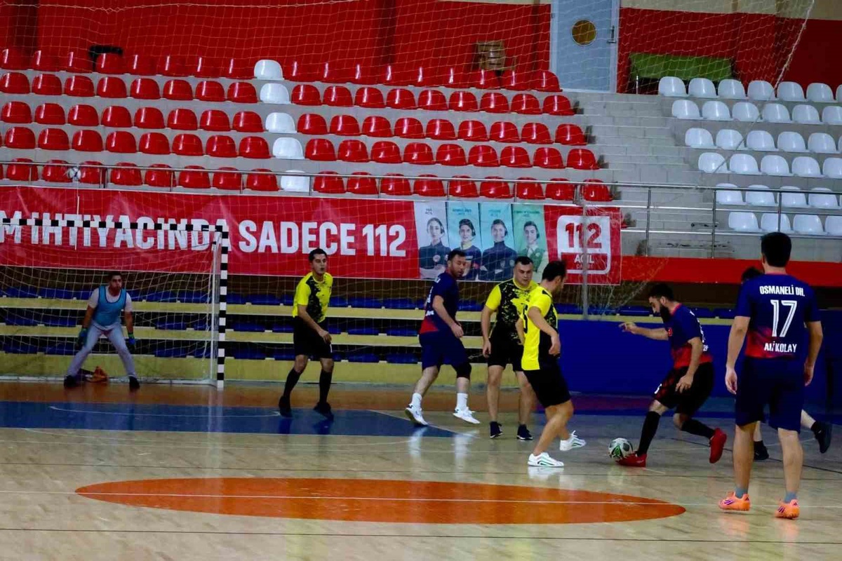 Bilecik'te 4. Kamu Spor Oyunları Futsal Turnuvası İstasyon Spor Salonu'nda başladı
