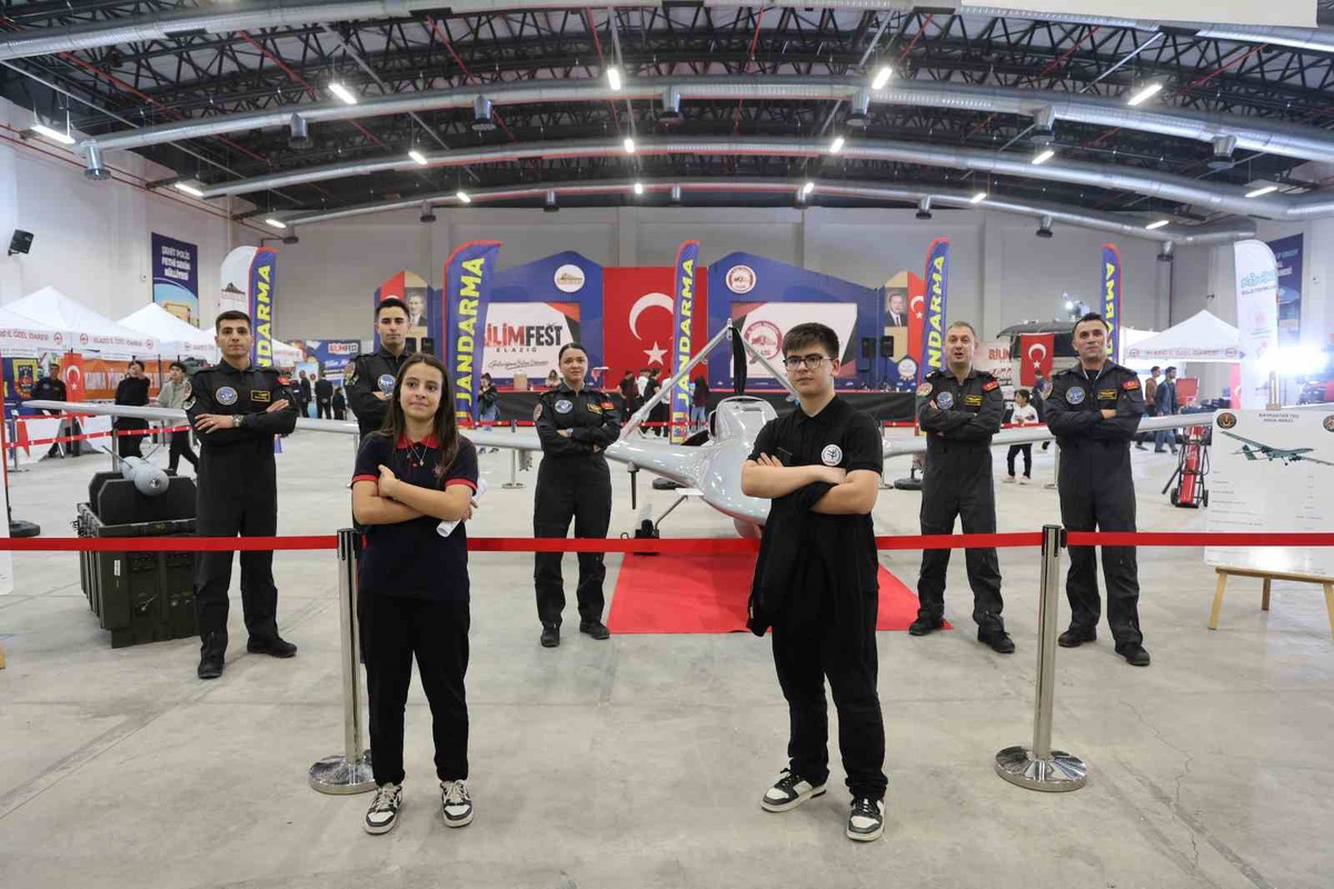 BilimFest Elazığ'da sergilenen Bayraktar TB2, ortaokul öğrencisini sevindirdi