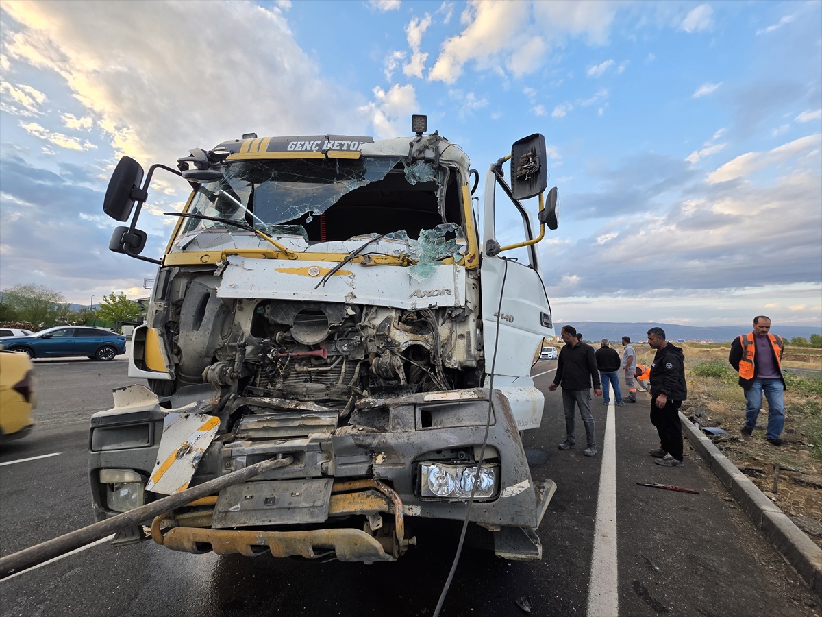 Bingöl-Diyarbakır yolunda beton mikseri ile sondaj aracı çarpıştı, 2 kişi yaralandı
