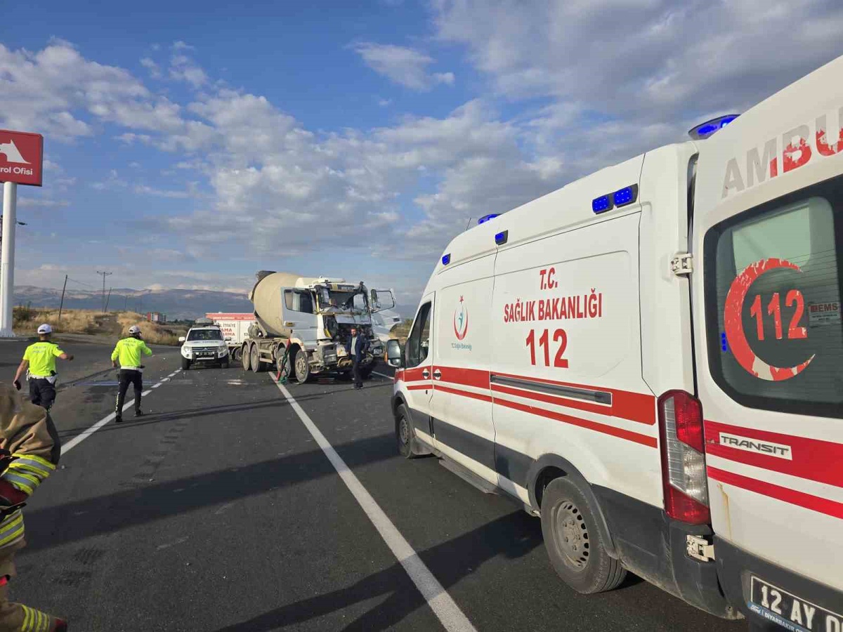 Bingöl-Diyarbakır yolunda sondaj kamyonu beton mikseriyle çarpıştı, 2 kişi yaralandı