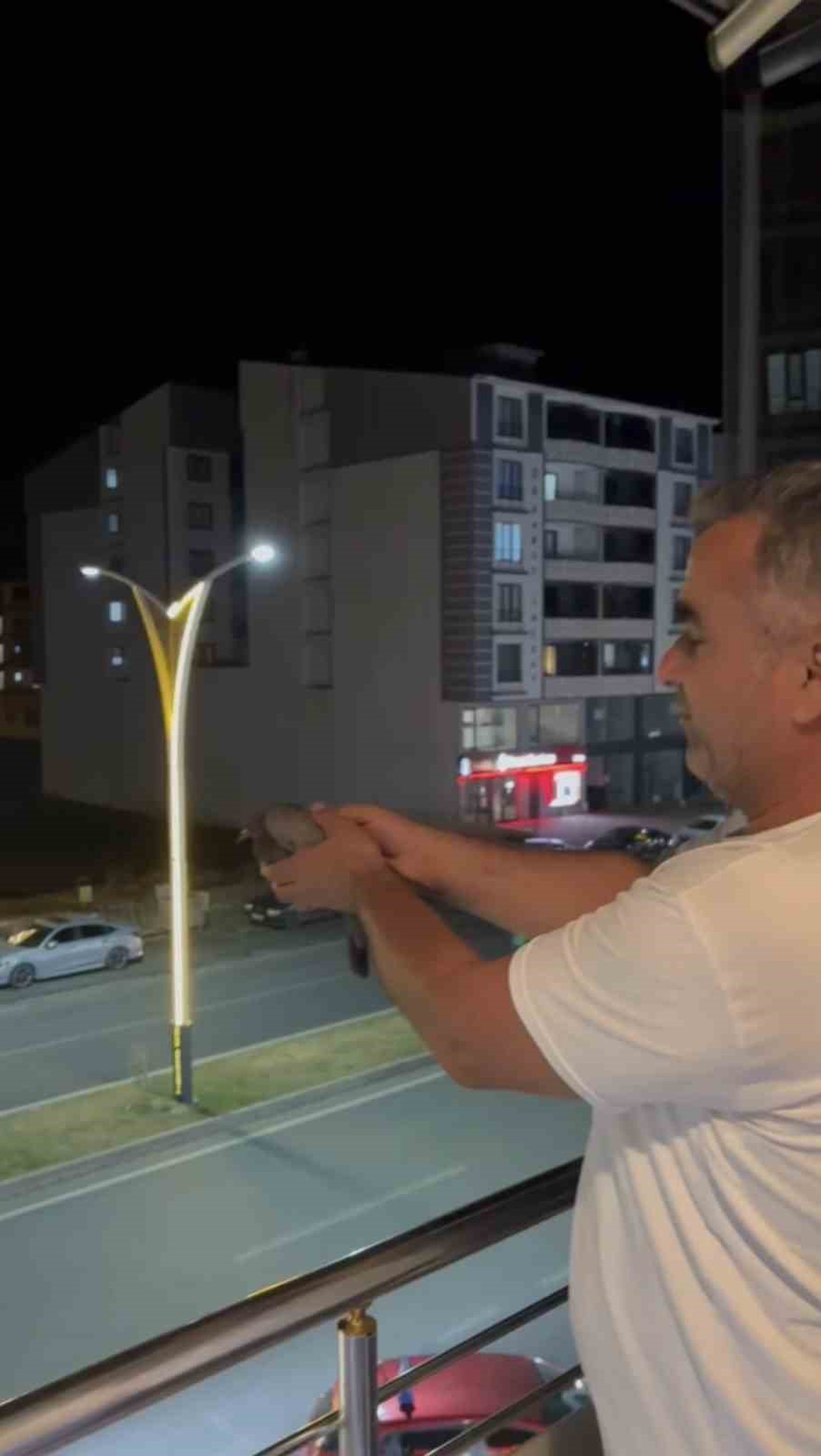 Bingöl Genç'te havalandırmaya düşen 3 güvercin itfaiye ekiplerince kurtarıldı