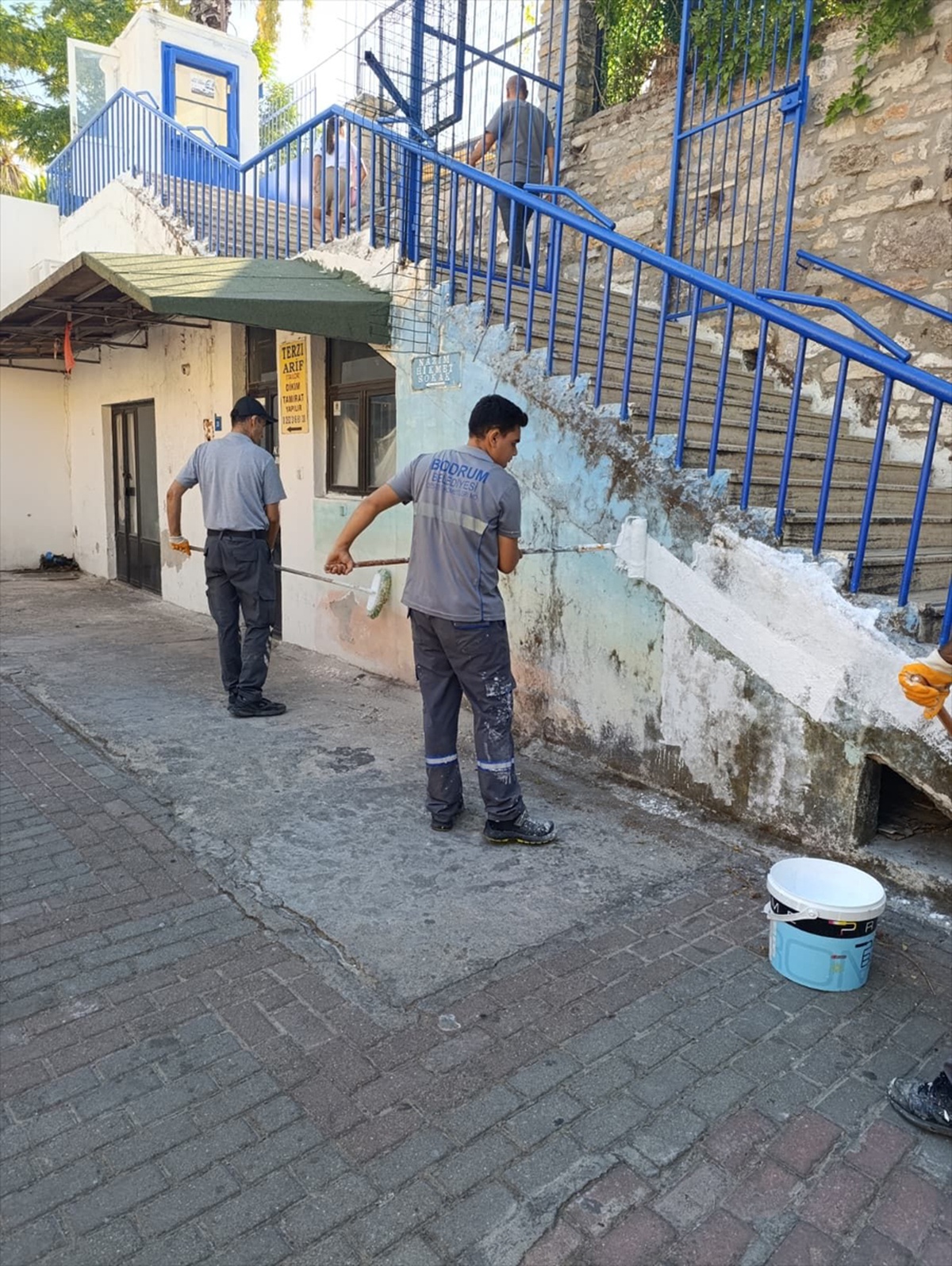 Bodrum Belediyesi, mavi-beyaz renkleri korumak için cadde ve sokakları boyuyor
