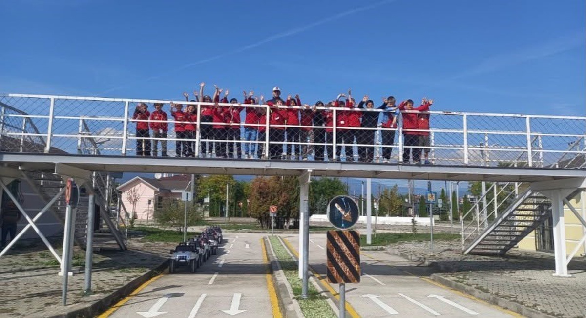 Bolu'da jandarma, Atatürk İlkokulu öğrencilerine trafik güvenliği eğitimi verdi