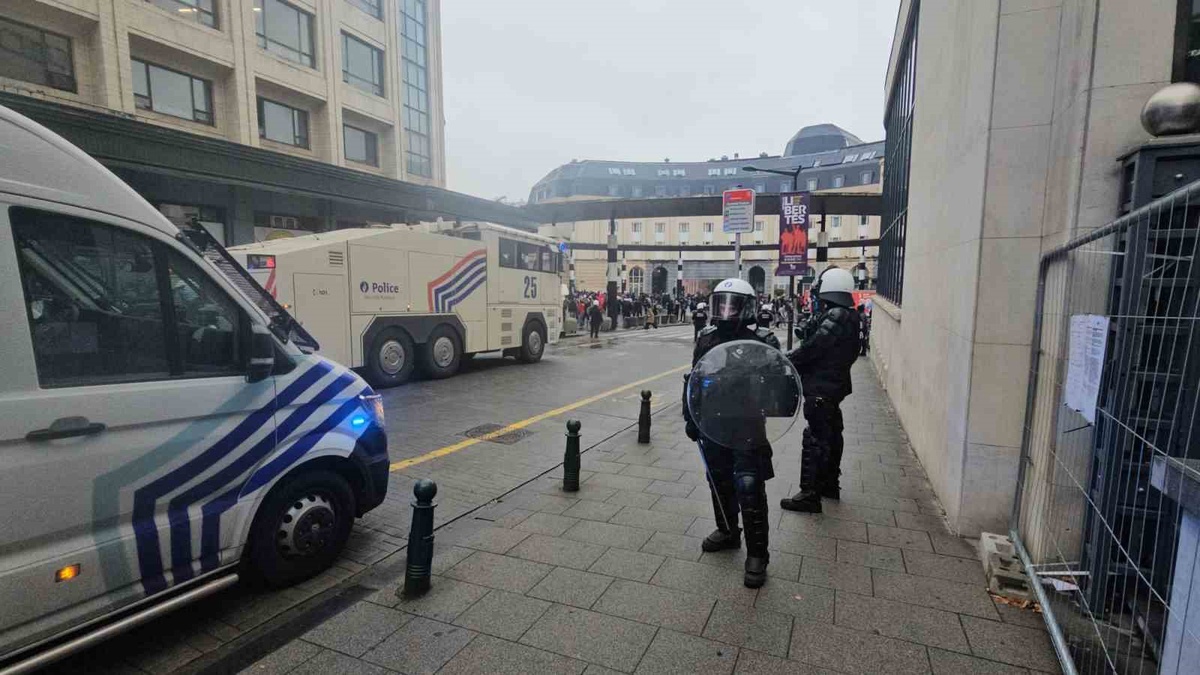 Brüksel'de 10 milyar euroluk kemer sıkma planı protestosunda polisle çatışma çıktı