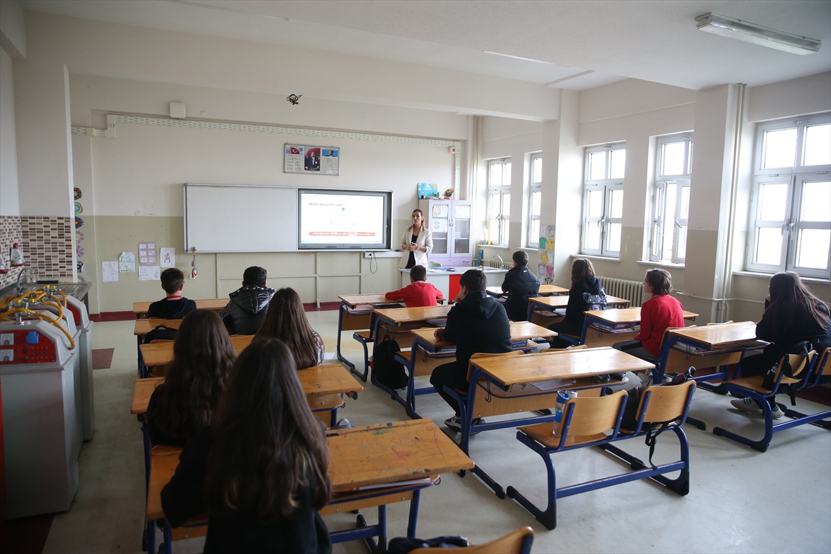 Bursa Mustafakemalpaşa'da akran zorbalığına karşı dijital ağ 23 okulda kullanılıyor