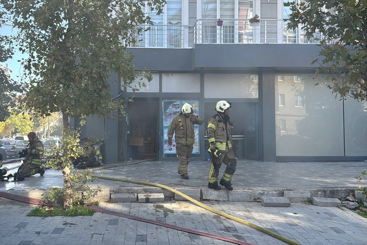 Büyükçekmece Ekinoba'da market deposundaki yangın itfaiye müdahalesiyle söndürüldü