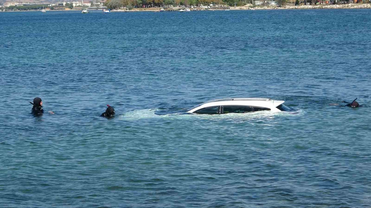 Çanakkale'de otomobil kayarak denize düştü, 3 saatlik çalışmayla çıkarıldı