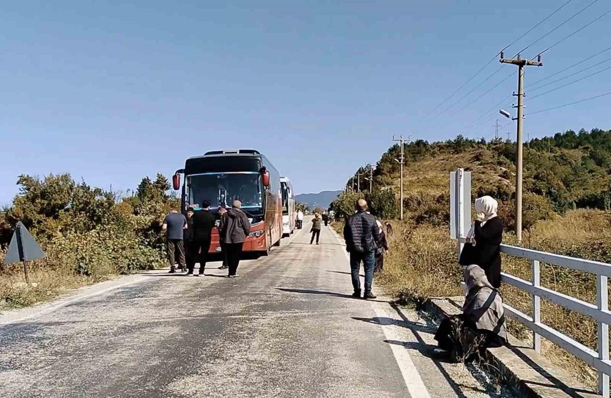 Cide-Bartın yolu 14 aydır kapalı, ulaşım 5 kilometrelik köy yolundan sağlanıyor